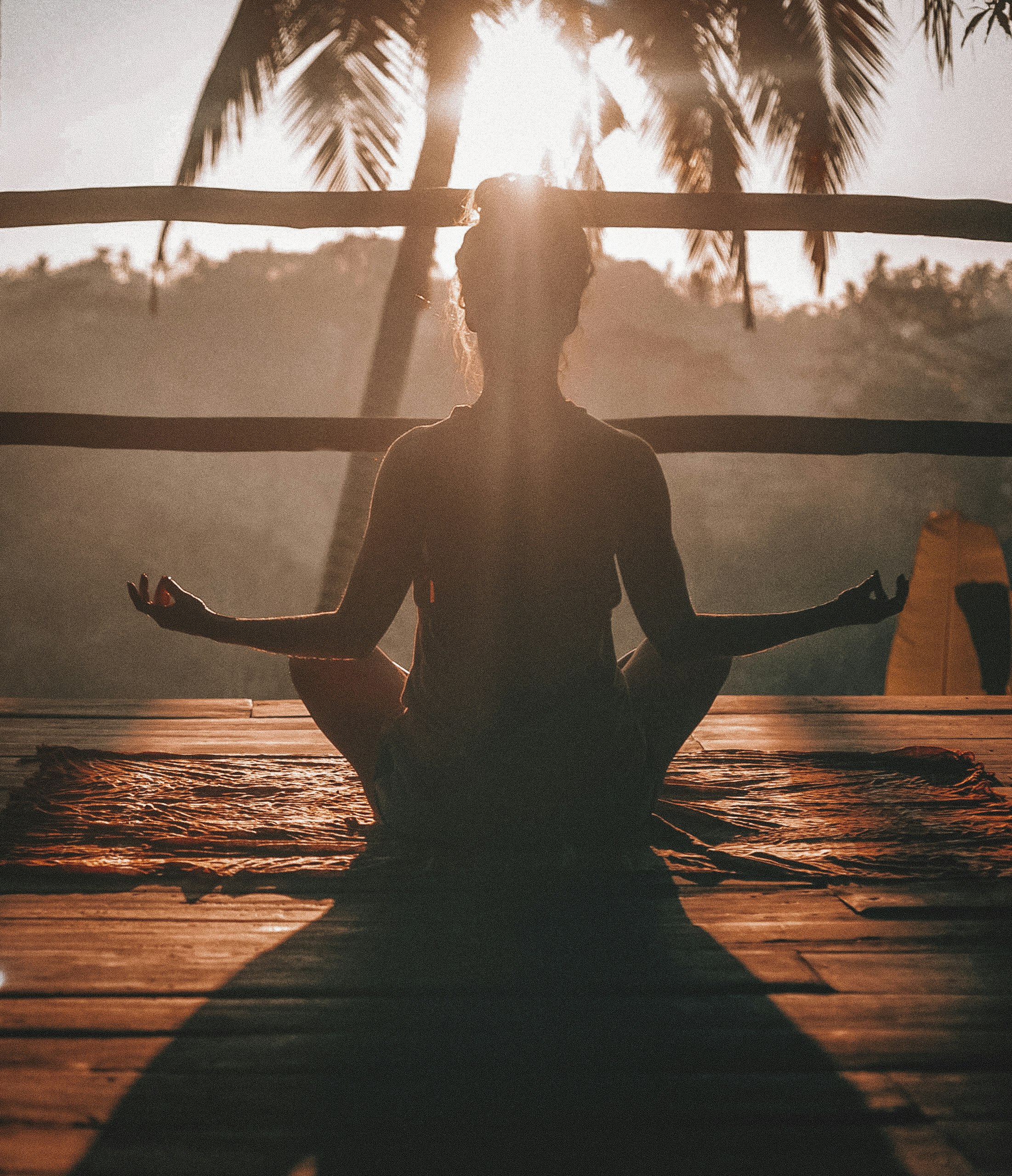 Person meditating calmly with Hopen